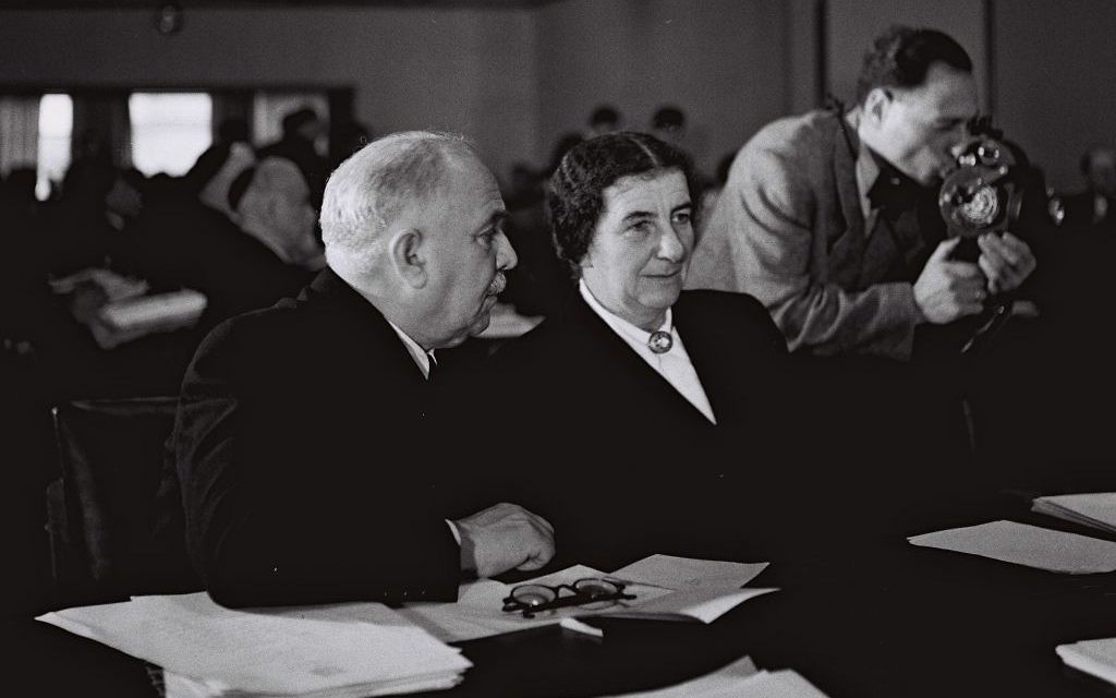 Golda Meir et David Remez lors de leur première Knesset à Jérusalem, le 16 décembre 1949 (Crédit : Pinn Hans/GPO) Golda Meir et David Remez lors de leur première Knesset à Jérusalem, le 16 décembre 1949 (Crédit : Pinn Hans/GPO)