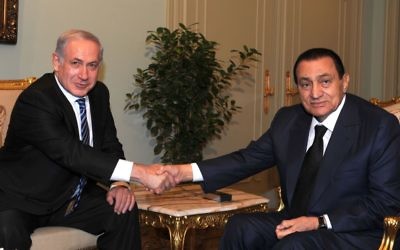 Le Premier ministre israélien Benjamin Netanyahu et le président égyptien Hosni Mubarak au Caire en juillet 2010 (Crédit : Moshe Milner / GPO / Flash90)