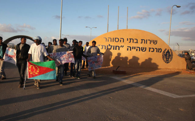 Les migrants africains protestent aux abords du centre de détention de Holot à proximité de Ktsiot, dans le désert du Negev, le 17 février 2014 (Crédit : FLASH90)