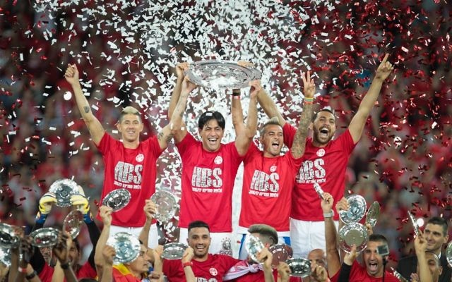 Le capitaine de l'Hapoel Beer Sheva, Elyaniv Barda, deuxième à partir de la gauche, avec son équipe pour célébrer leur victoire de la Ligue des Champions israélienne, à Beer Sheva, le 8 mai 2017. (Crédit : Roy Alima/Flash90) Le capitaine de l'Hapoel Beer Sheva, Elyaniv Barda, deuxième à partir de la gauche, avec son équipe pour célébrer leur victoire de la Ligue des Champions israélienne, à Beer Sheva, le 8 mai 2017. (Crédit : Roy Alima/Flash90)