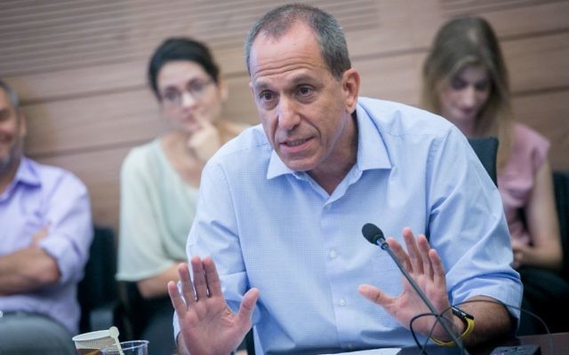 Le président de l'Autorité des titres israéliennes Shmuel Hauser, lors d'une rencontre de la commission des Finances à la Knesset, le 11 septembre 2017 (Crédit : Miriam Alster/FLASH90)