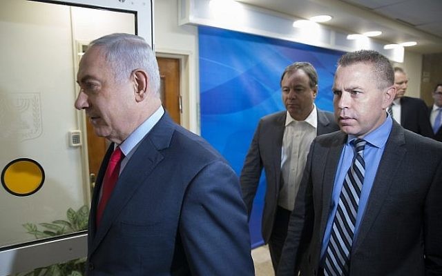 Le Premier ministre Benjamin Netanyahu et le ministre à la Sécurité intérieure Gilad Erdan arrivent à une réunion du cabinet au bureau du Premier ministre de Jérusalem, le 1er octobre 2017 (Crédit : Amit Shabi/POOL/Flash90)