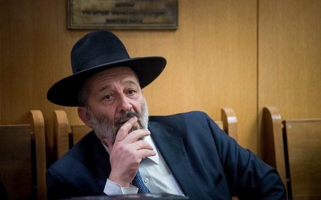 Aryeh Deri, ministre de l'Intérieur, pendant une cérémonie de commémoration du rabbin Ovadia Yossef, à Jérusalem, le 22 octobre 2017. (Crédit : Yonatan Sindel/Flash90) Aryeh Deri, ministre de l'Intérieur, pendant une cérémonie de commémoration du rabbin Ovadia Yossef, à Jérusalem, le 22 octobre 2017. (Crédit : Yonatan Sindel/Flash90)