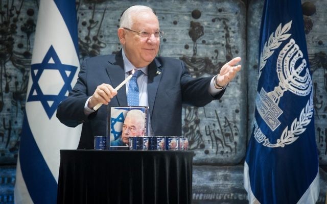 Le président israélien Reuven Rivlin, lors de la cérémonie officielle marquant le 22e anniversaire de meurtre de Yitzhak Rabin, à la résidence présidentielle à Jérusalem, le 1 novembre 2017. (Crédit : Marc Israel Sellem/POOL)