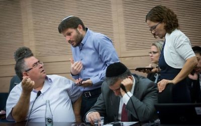Le président de la coalition David Bitan, à gauche, avec le député Bezalel Smotrich, lors d'une réunion de la Commission des Finances, le 6 novembre 2017. (Crédit : Miriam Alster/Flash90)