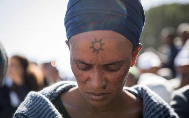 Des membres de la communauté juive éthiopienne en Israël participent à une prière de la fête de Sigd sur la promenade Armon Hanatziv surplombant Jérusalem, le 16 novembre 2017 (Crédit : Hadas Parush / Flash90)