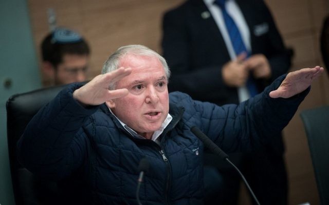 Le député du Likud David Amsalem préside une commission des Affaires intérieures de la Knesset le 21 novembre 2017 (Crédit : Yonatan Sindel/Flash90) Le député du Likud David Amsalem préside une commission des Affaires intérieures de la Knesset le 21 novembre 2017 (Crédit : Yonatan Sindel/Flash90)