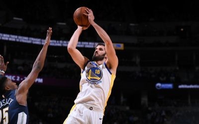 Omri Casspi #18 des Golden State Warriors tire lors du match contre les Denver Nuggets le 4 novembre 2017 au Pepsi Center de Denver, Colorado. (Crédit : autorisation des Golden State Warriors, photo de Garrett Ellwood / NBAE via Getty Images)