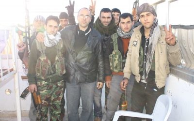 Jonathan Spyer, vêtu d'une veste en cuir noir, rencontre des combattants YPG kurdes dans le nord de la Syrie en 2013. (Crédit : autorisation) Jonathan Spyer, vêtu d'une veste en cuir noir, rencontre des combattants YPG kurdes dans le nord de la Syrie en 2013. (Crédit : autorisation)