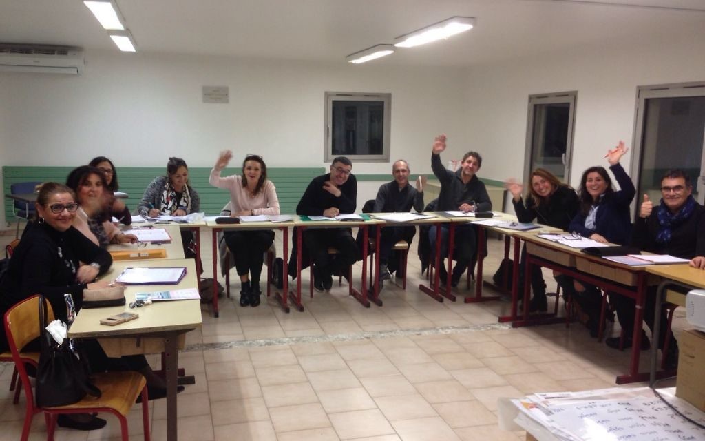 Une classe d'oulpan dans les locaux de la synagogue-école confessionnelle Yavné, dans le 13ème arrondissement de Marseille (Crédit : autorisation OSM).
