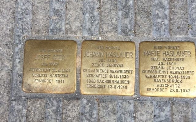 Des Stolpersteine, ou 'pierres sur lesquelles on trébuche' dédié à la mémoire de Josef Geer et aux Hauslauer - un couple marié qui était Témoins de Jéhovah - à Salzbourg, en Autriche. (Crédit : Noah Lederman / Times of Israël)