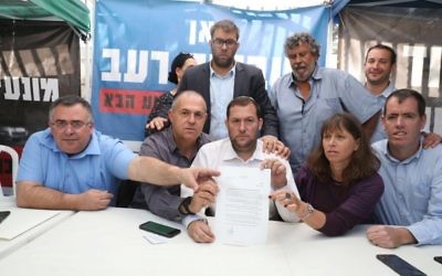 Les chefs des implantations signent un accord pour la sécurité en Cisjordanie, devant la résidence du Premier ministre, à Jérusalem, le 10 novembre 2017. De gauche à droite : David Bitan, Avi Naim, maire de Beit Aryeh, le député Oren Hazan, le président du conseil régional de Samarie Yossi Dagan, Itzhak Abutbul, Hadas Mizrahi, Melachi Levinger, maire de Kiryat Arba-Hebron (Crédit : conseil régional de Samarie)