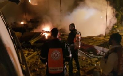 Les personnels de secours sur le site d'une explosion et d'un effondrement d'immeuble à Jaffa, le 27 novembre 2017 (Crédit : Magen David Adom)