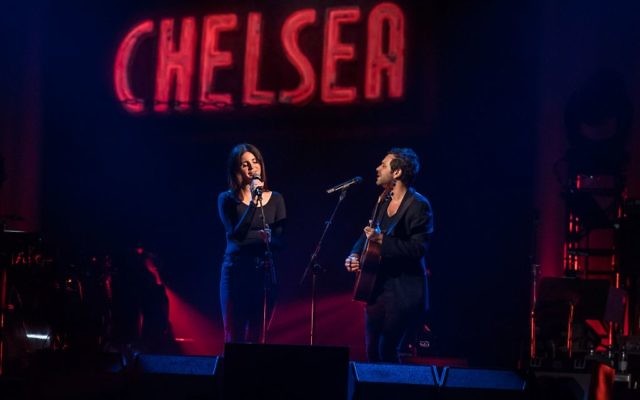 Lana Del Rey chante au concert d'hommage à Leonard Cohen, à Montréal, le 6 novembre 2017. (Crédit : Michel Couvrette)