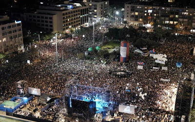 Quelque 100 000 personnes assistent à un rassemblement marquant le 20e anniversaire de l'assassinat du Premier ministre israélien Yitzhak Rabin sur la même place de Tel Aviv où il a été tué lors d'un rassemblement pour la paix en 1995, en 2015 (Crédit : Flash90 / Tomer Neuberg) Quelque 100 000 personnes assistent à un rassemblement marquant le 20e anniversaire de l'assassinat du Premier ministre israélien Yitzhak Rabin sur la même place de Tel Aviv où il a été tué lors d'un rassemblement pour la paix en 1995, en 2015 (Crédit : Flash90 / Tomer Neuberg)