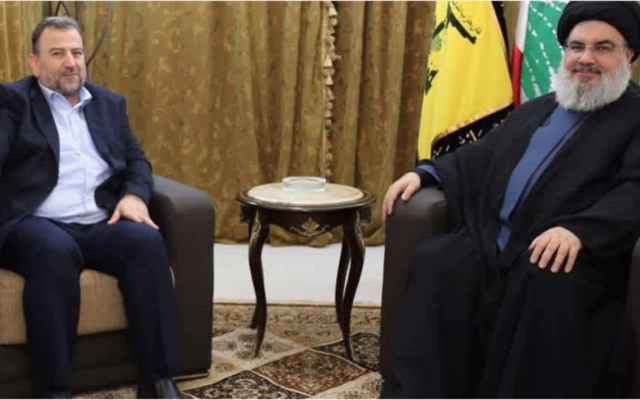Le chef politique adjoint du Hamas Saleh al-Arouri lors d'une rare rencontre publique avec le chef du groupe terroriste libanais Hassan Nasrallah à Beyrouth, au Liban, le 31 octobre 2017 (Capture d'écran : PalInfo )