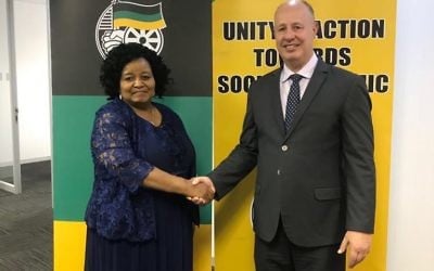 Le ministre de la coopération régionale Tzachi Hanegbi,  à gauche, avec la ministre sur-africaine de l'Environnement, le 6 novembre 2017 (Autorisation)