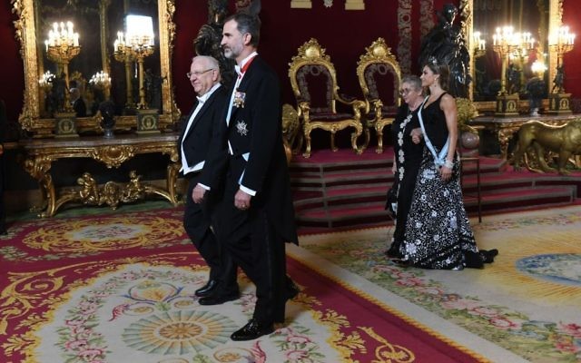 Le président Reuven Rivlin (à gauche) et le roi espagnol Felipe VI à Madrid, le 6 novembre 2017 (Crédit : Haim Zach / GPO) Le président Reuven Rivlin (à gauche) et le roi espagnol Felipe VI à Madrid, le 6 novembre 2017 (Crédit : Haim Zach / GPO)