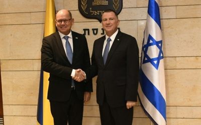 Le président du Parlement suédois Urban Ahlin, à gauche, avec Yuli Edelstein, président de la Knesset, à la Knesset de Jérusalem, le 15 novembre 2017 (Crédit : Jorge Novominsky)
