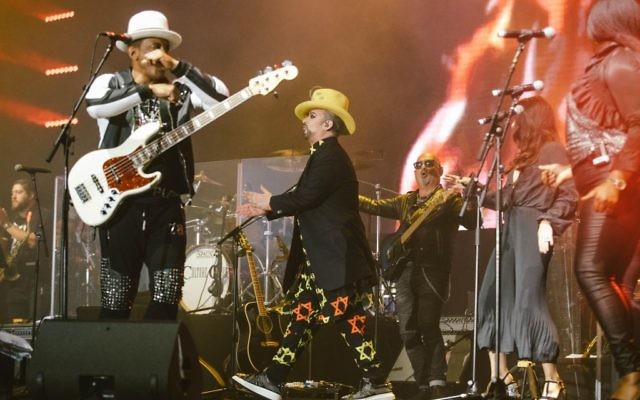 Le bassiste de Culture Club Mikey Craig et le chanteur Boy George interprètent leurs tubes des années 1980, le 7 novembre 2017 à Tel Aviv (Crédit : Autorisation)