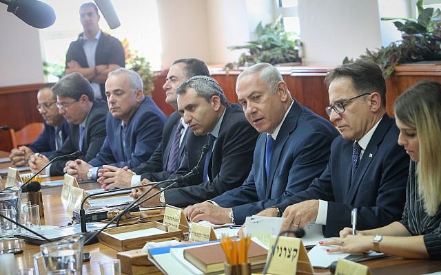 Le Premier ministre Benjamin Netanyahu, troisième à droite, préside la réunion hebdomadaire de cabinet au bureau du Premier ministre de Jérusalem, le 15 octobre 2017 (Crédit : Alex Kolomoisky/POOL) Le Premier ministre Benjamin Netanyahu, troisième à droite, préside la réunion hebdomadaire de cabinet au bureau du Premier ministre de Jérusalem, le 15 octobre 2017 (Crédit : Alex Kolomoisky/POOL)