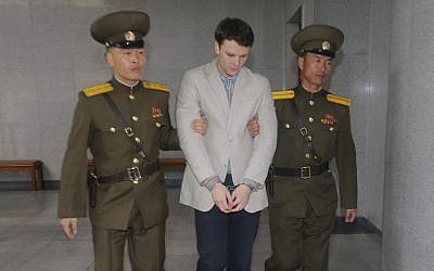 Otto Warmbier arrivant devant un tribunal pour son procès à Pyongyang, en Corée du Nord, le 16 mars 2015. (Crédit : Xinhua / Lu Rui via Getty Images / JTA)