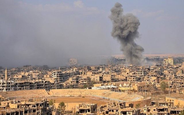 Fumée vue depuis la ville de Deir Ezzor, dans l'est du pays, après une opération menée par les forces gouvernementales syriennes contre les djihadistes du groupe de l'État islamique (EI), le 2 novembre 2017. (Crédit : AFP / Stringer)