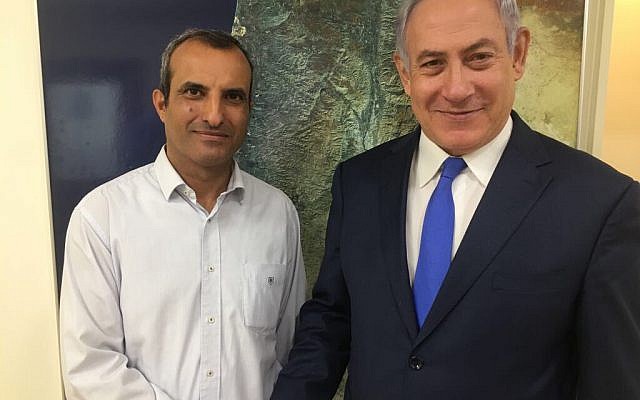 Benjamin Netanyahu et le président du conseil de Yesha, Hananel Dorani, le 7 novembre 2017. (Autorisation) Benjamin Netanyahu et le président du conseil de Yesha, Hananel Dorani, le 7 novembre 2017. (Autorisation)