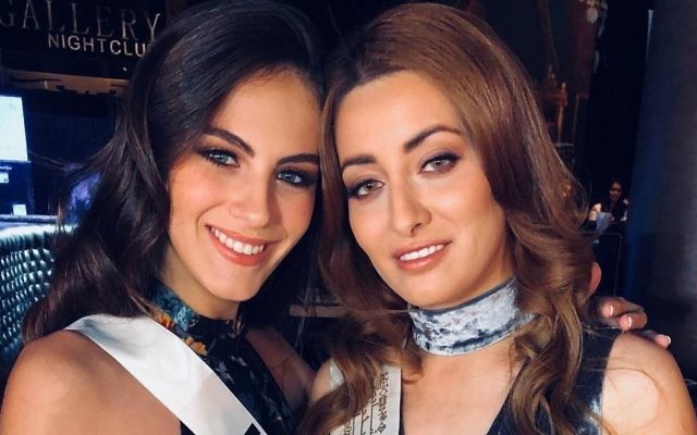 Miss Israel Adar Gandelsman, à gauche, et Miss Irak Sarah Idan, partagent un moment de complicité lors du concours de Miss univers 2017 Miss Israel Adar Gandelsman, à gauche, et Miss Irak Sarah Idan, partagent un moment de complicité lors du concours de Miss univers 2017