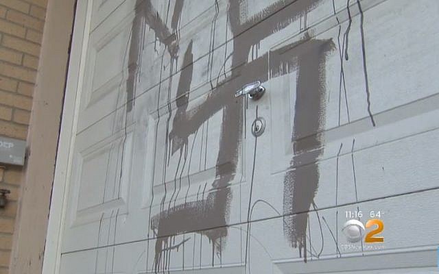 Un graffiti antisémite peint sur une maison juive à Staten Island, New York, le 17 octobre 2017. (Crédit : Capture d'écran CBS) Un graffiti antisémite peint sur une maison juive à Staten Island, New York, le 17 octobre 2017. (Crédit : Capture d'écran CBS)