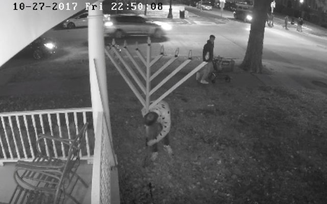 Des images de caméra de sécurité d'étudiants de l'université de l'Illinois vandalisant la menorah du campus en 2017 (Crédit : Capture d'écran YouTube) Des images de caméra de sécurité d'étudiants de l'université de l'Illinois vandalisant la menorah du campus en 2017 (Crédit : Capture d'écran YouTube)