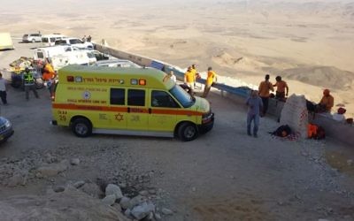 Les services d'urgence sur la scène d'un accident de descente en rappel au Mitzpeh Ramon le 16 novembre 2017 (Crédit : Porte-parole MDA)