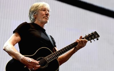 Le musicien Roger Waters joue durant sa tournée  Us + Them Tour au Staples Center le 20 juin 2017 à Los Angeles, en Californie (Crédit : Kevin Winter/Getty Images via JTA)