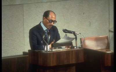 Le président égyptien Anwar Sadate à la Knesset, le 20 novembre 1977. (Crédit : Ya'akov Sa'ar/GPO archive)