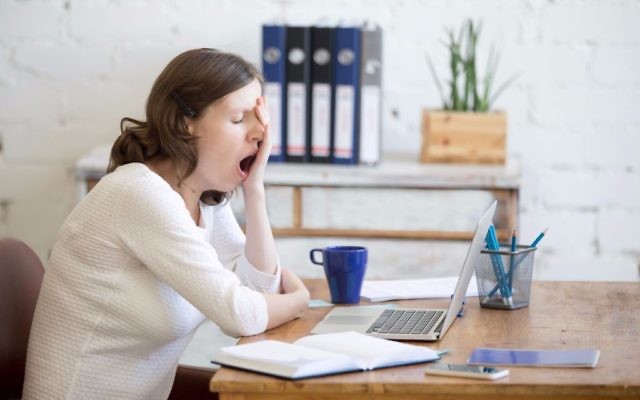 Illustration d'une femme fatiguée. (Crédit : fizkes, iStock by Getty Images) Illustration d'une femme fatiguée. (Crédit : fizkes, iStock by Getty Images)