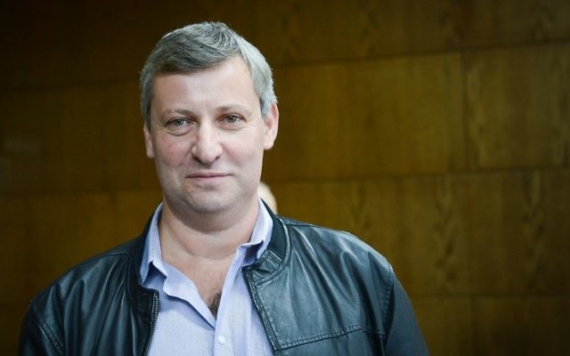 L'ancien ministre du tourisme Stas Misezhnikov arrive à la cour de magistrat de Tel-Aviv le 21 novembre 2017. (Flash90)