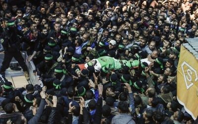 Le corps du terroriste du Hamas Mazen Faqha est porté par des membres des Brigades Izz ad-Din al-Qassam, la branche militaire du Hamas, lors de ses funérailles dans la ville de Gaza le 25 mars 2017 (AFP / Mahmud Hams)