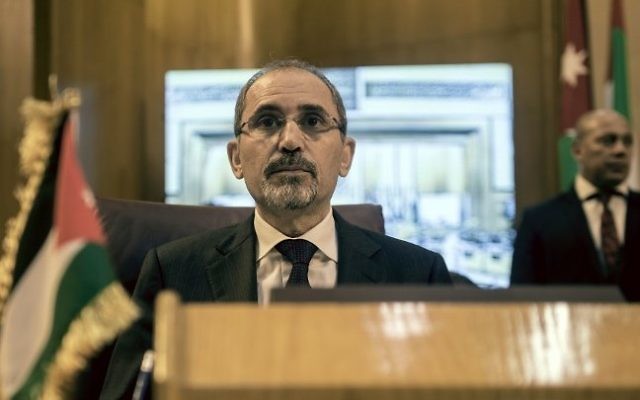 Le ministre des Affaires étrangères jordanien Ayman al-Safadi lors de la réunion des ministres des Affaires étrangères au Caire pour discuter des agitations autour de la mosquée Al-Aqsa de Jérusalem le 27 juillet 2017 (Crédit : AFP PHOTO / KHALED DESOUKI) Le ministre des Affaires étrangères jordanien Ayman al-Safadi lors de la réunion des ministres des Affaires étrangères au Caire pour discuter des agitations autour de la mosquée Al-Aqsa de Jérusalem le 27 juillet 2017 (Crédit : AFP PHOTO / KHALED DESOUKI)