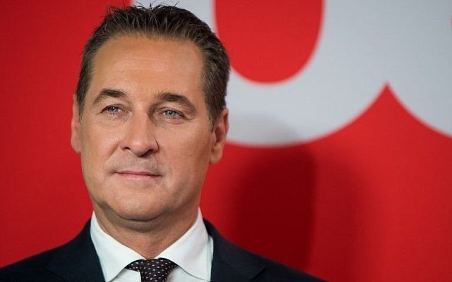 Heinz-Christian Strache, président du parti d'extrême-droite autrichien (FPÖ), participe à un débat télévisé consacré aux élections législatives autrichiennes, à Vienne, le 15 octobre 2017 (Crédit : AFP / Vladimir Simicek) Heinz-Christian Strache, président du parti d'extrême-droite autrichien (FPÖ), participe à un débat télévisé consacré aux élections législatives autrichiennes, à Vienne, le 15 octobre 2017 (Crédit : AFP / Vladimir Simicek)