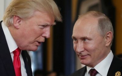 Le président américain Donald Trump, à gauche, parle avec Vladimir Poutine lors de la rencontre des chefs économiques de l'APEC dans le cadre du sommet des dirigeants de la Coopération économique Asie-Pacifique (APEC) dans la ville vietnamienne de Danang, le 11 novembre 2017 (Crédit : AFP / SPUTNIK / Mikhail KLIMENTYEV)
