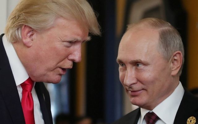 Le président américain Donald Trump, à gauche, parle avec Vladimir Poutine lors de la rencontre des chefs économiques de l'APEC dans le cadre du sommet des dirigeants de la Coopération économique Asie-Pacifique (APEC) dans la ville vietnamienne de Danang, le 11 novembre 2017 (Crédit : AFP / SPUTNIK / Mikhail KLIMENTYEV)