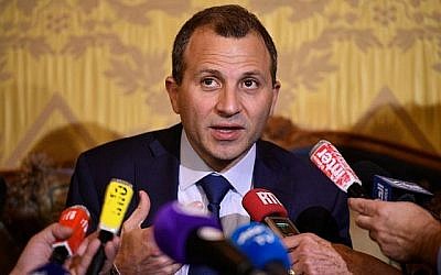 Le ministre libanais des Affaires étrangères Gebran Bassil lors d'une conférence de presse à Paris, le 14 novembre 2017 (Crédit : AFP/Lionel BONAVENTURE)