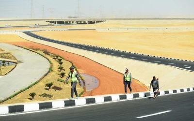 Des ouvriers sur le chantier de la nouvelle capitale administrative, à 45 km du Caire. Les travaux de constructions devraient prendre fin en 2022, selon les autorités. (Crédit : MOHAMED EL-SHAHED / AFP)