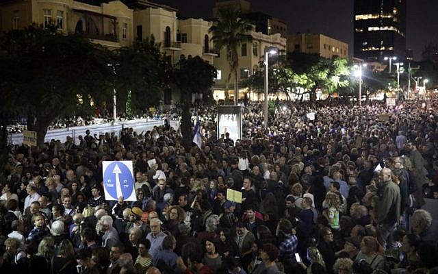 Plusieurs dizaines de milliers de manifestants se sont rassemblées samedi soir dans le centre de Tel Aviv pour protester contre ce qu'ils dénoncent comme la corruption du gouvernement, le 2 décembre 2017 (Crédit : AFP/Oren Ziv) Plusieurs dizaines de milliers de manifestants se sont rassemblées samedi soir dans le centre de Tel Aviv pour protester contre ce qu'ils dénoncent comme la corruption du gouvernement, le 2 décembre 2017 (Crédit : AFP/Oren Ziv)