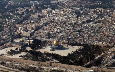 Une vue aérienne de la Vieille Ville de Jérusalem prise le 11 janvier 2010. (Crédit : AFP Photo/AFP Files/Marina Passos)