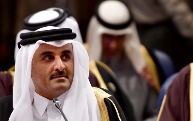 L'émir du cheikh Tamim bin Hamad Al-Thani, du Qatar, qui assiste au sommet du Conseil de coopération du Golfe (CCG) au palais Bayan au Koweït, le 5 décembre 2017 (Crédit : Giuseppe CACACE / AFP) L'émir du cheikh Tamim bin Hamad Al-Thani, du Qatar, qui assiste au sommet du Conseil de coopération du Golfe (CCG) au palais Bayan au Koweït, le 5 décembre 2017 (Crédit : Giuseppe CACACE / AFP)