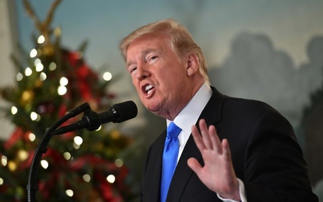 Le président américain Donald Trump livre une déclaration sur Jérusalem depuis la salle de réception diplomatique à la Maison Blanche de Washington, le 6 décembre 2017 (Crédit : Saul Loeb/AFP)