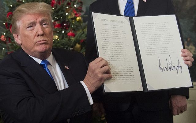 Le président américain Donald Trump montre le protocole signé reconnaissant Jérusalem en tant que capitale de l'Etat juif dans la salle de réception diplomatique de la Maison Blanche le 6 décembre 2017 (Crédit : AFP PHOTO / SAUL LOEB) Le président américain Donald Trump montre le protocole signé reconnaissant Jérusalem en tant que capitale de l'Etat juif dans la salle de réception diplomatique de la Maison Blanche le 6 décembre 2017 (Crédit : AFP PHOTO / SAUL LOEB)