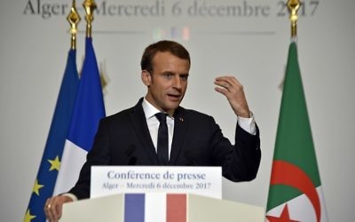 Le président français Emmanuel Macron donne une conférence de presse lors de sa visite à Alger, en Algérie, le 6 décembre 2017 (Crédit : AFP / RYAD KRAMDI / RYAD KRAMDI) Le président français Emmanuel Macron donne une conférence de presse lors de sa visite à Alger, en Algérie, le 6 décembre 2017 (Crédit : AFP / RYAD KRAMDI / RYAD KRAMDI)
