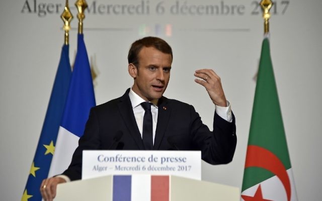 Le président français Emmanuel Macron donne une conférence de presse lors de sa visite à Alger, en Algérie, le 6 décembre 2017 (Crédit : AFP / RYAD KRAMDI / RYAD KRAMDI)